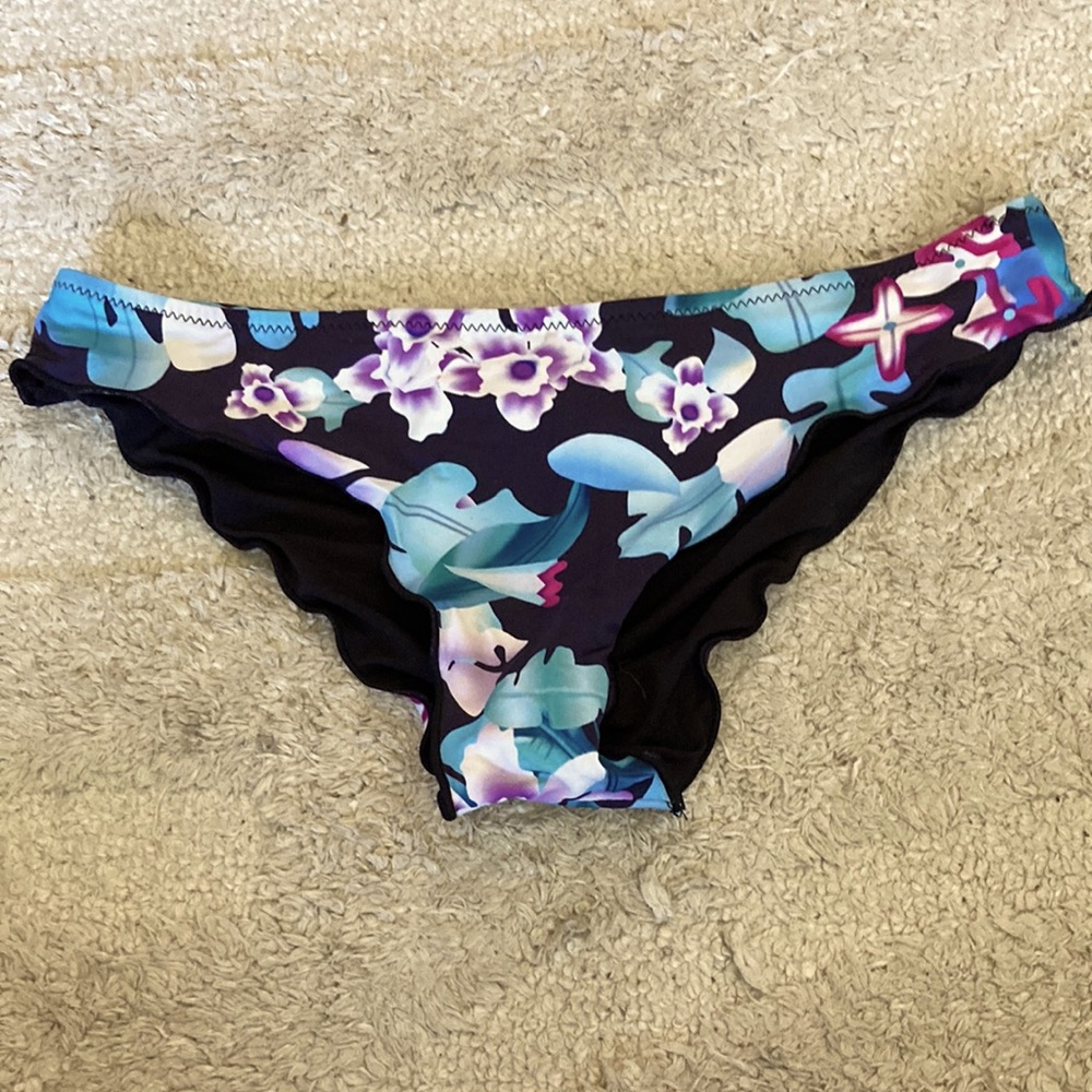 Cheeky ruffled bikini bottom